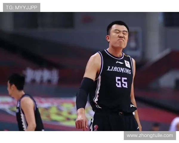 [CBA]所罗门甩掉韩德君 杀入篮下双手暴扣.